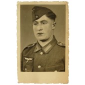 Portrait d'un soldat de la Wehrmacht en uniforme M40, avec un aigle de poitrine vert foncé